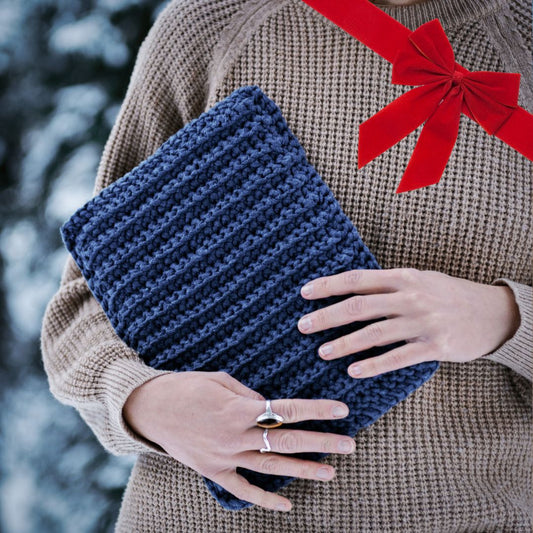 GIFT BOX: Crocheted laptop case