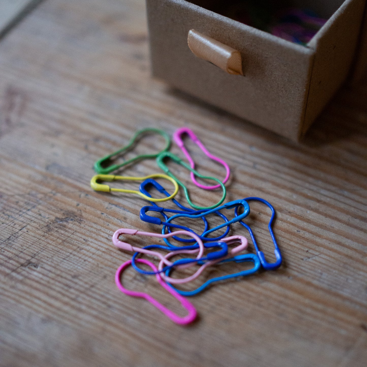 Stick markers / Safety pins